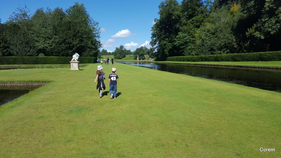 הגנים המרהיבים שמאחורי הכנסיה